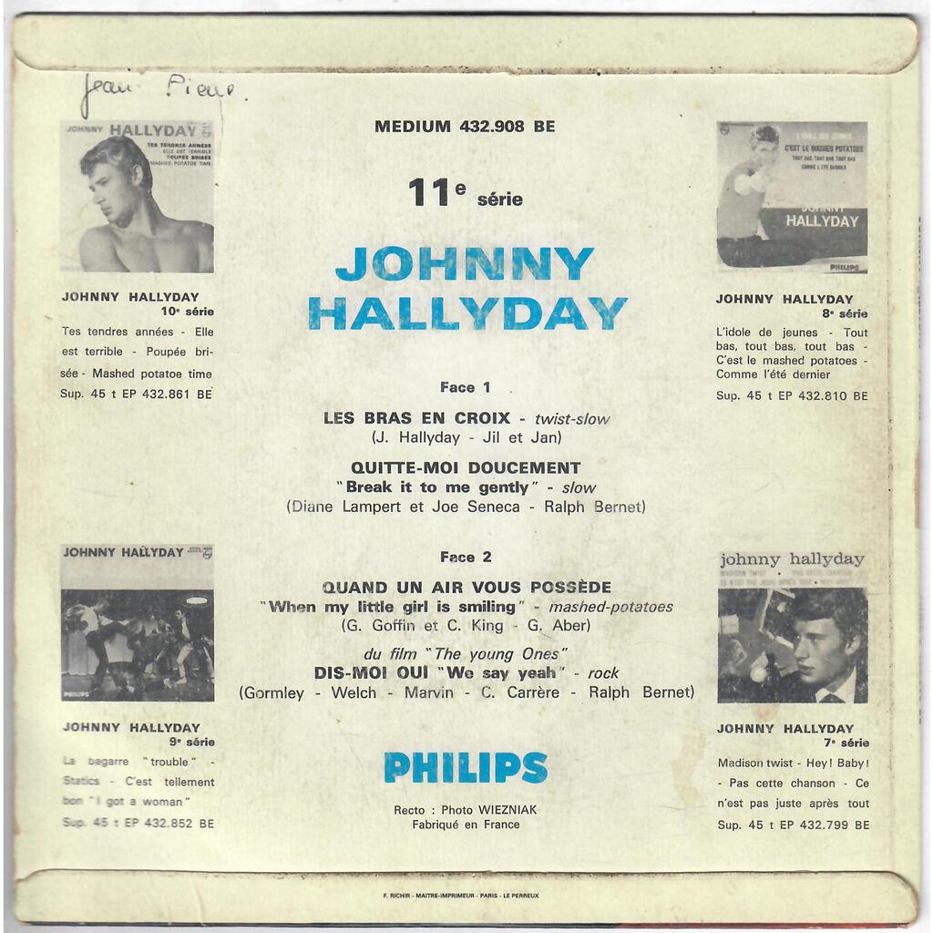  Johnny Hallyday  -  les bras en croix 