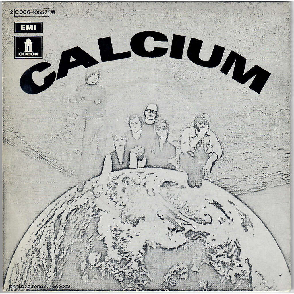  elle regarde et elle rit 